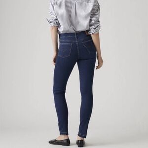 Levi’s Women’s 311 Shaping Skinny Jean Size 27 Dark Blue